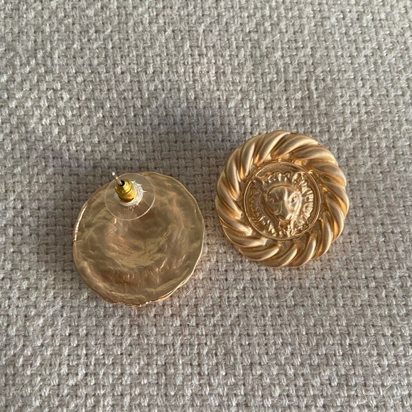 Golden matte lion coin earrings - Picture 4 of 5